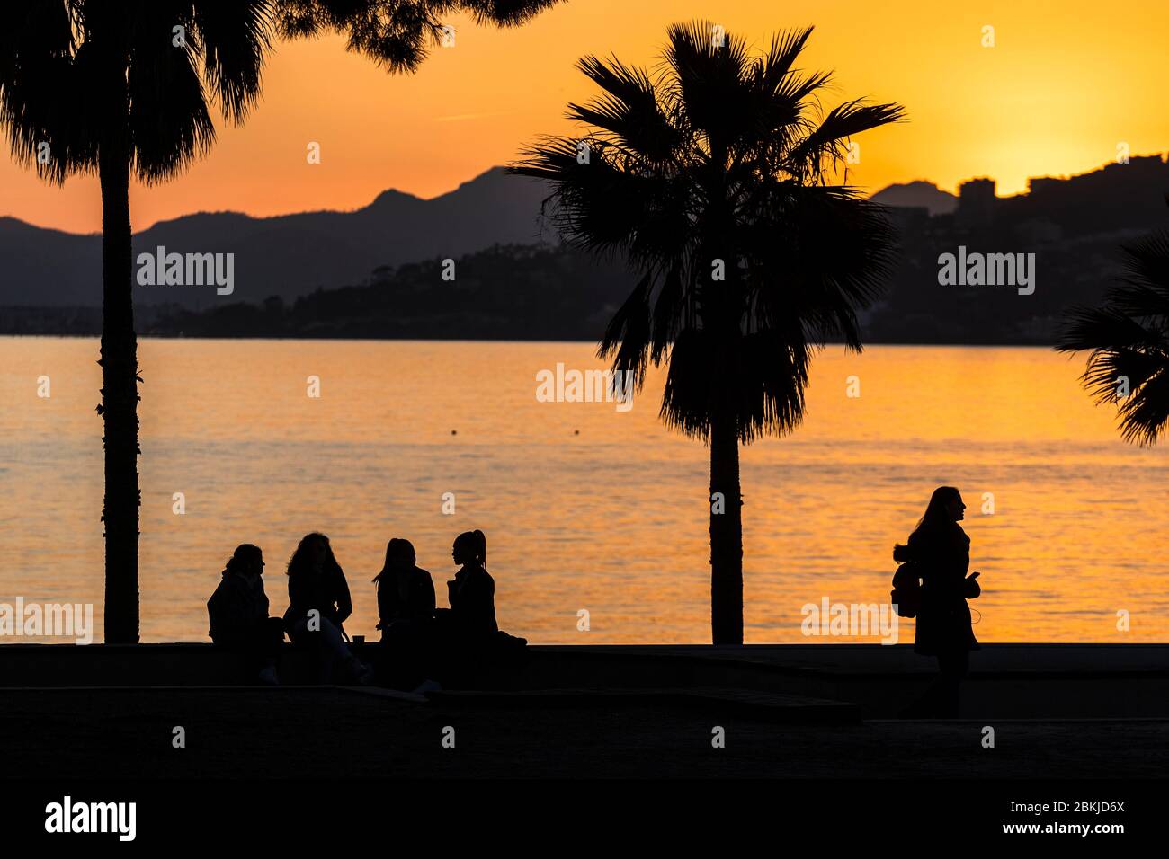 Francia, Alpes-Maritimes, Antibes, Juan-les-Pins, piazza Frank Jay Gould, Golfe-Juan e il massiccio Estérel sullo sfondo Foto Stock