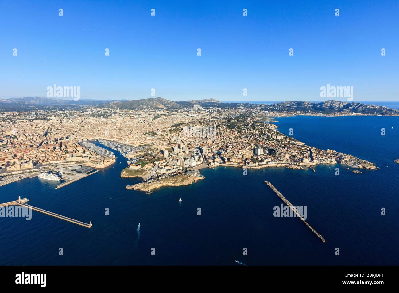 Francia, Bouches du Rhone, Marsiglia, la Digue du Large, prima del porto di la Joliette, ingresso al Porto Vecchio, Pointe du Pharo, Anse et digue des Catalans, Pointe d'Endoudime, Massif de Marseilleveyre sullo sfondo (vista aerea) Foto Stock