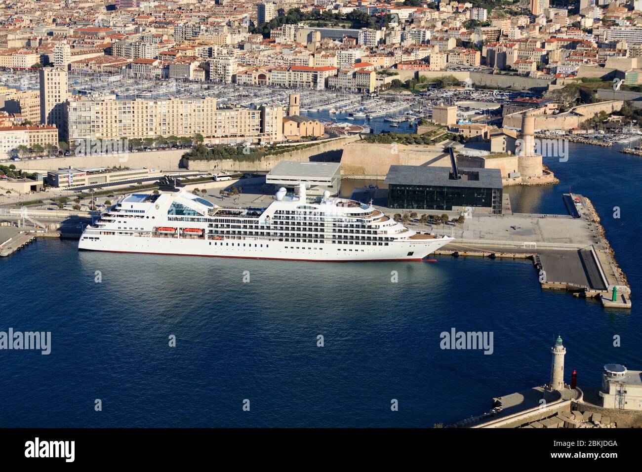 Francia, Bouches du Rhone, Marsiglia, zona euromediterranea, Grand Port Maritime, 2° arrondissement, quartiere la Joliette, Promenade Robert Laffont, Esplanade J4, nave da crociera Seabourn Odyssey, Porto Vecchio sullo sfondo (vista aerea) Foto Stock