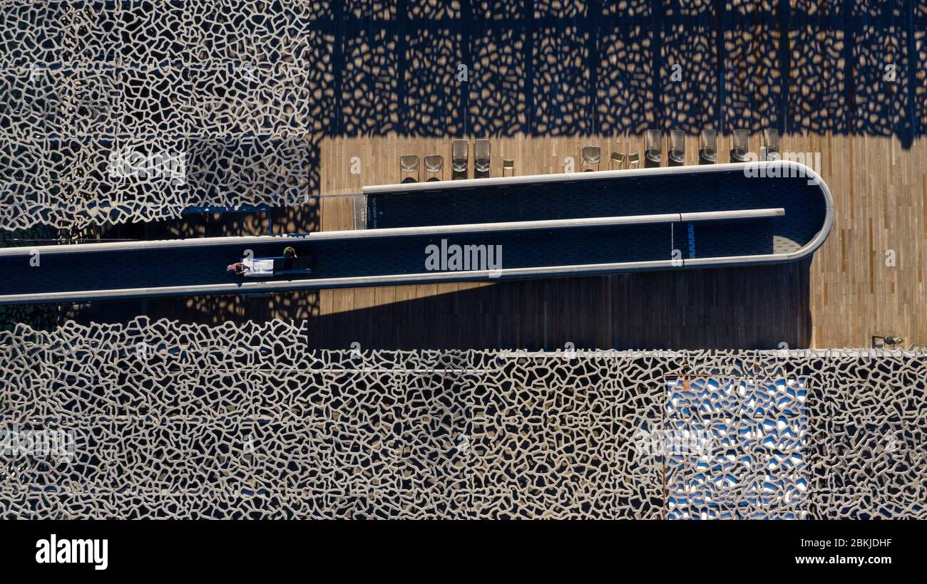 Francia, Bouches du Rhone, Marsiglia, 2° arrondissement, zona euromediterranea, Mucem R. Ricciotti e R. carta architetti, passerella (vista aerea) Foto Stock