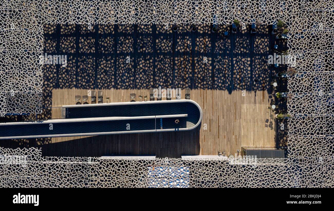 Francia, Bouches du Rhone, Marsiglia, 2° arrondissement, zona euromediterranea, Mucem R. Ricciotti e R. carta architetti, passerella (vista aerea) Foto Stock