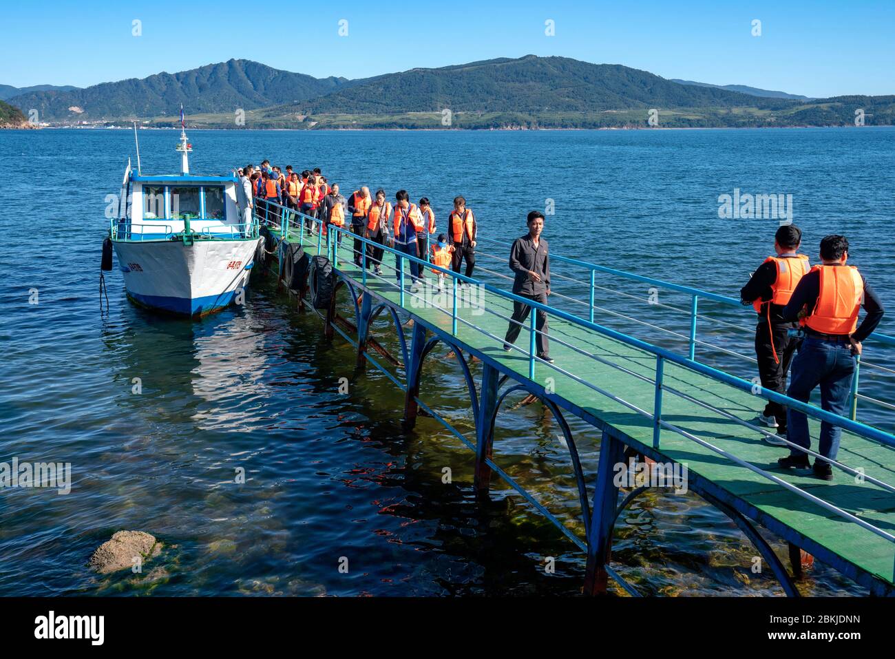 Corea del Nord, zona economica Speciale di Rason, Isola di Pipha, turisti cinesi che stanno navigando intorno all'isola Foto Stock