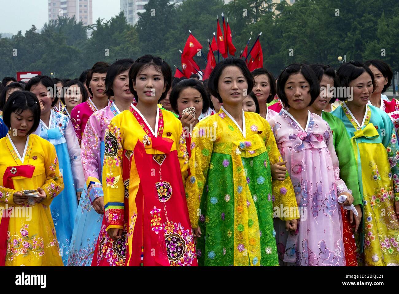 Corea del Nord, Pyongyang, studenti che ballano per la giornata nazionale comemorando la fondazione della Repubblica popolare di Corea del Nord Foto Stock