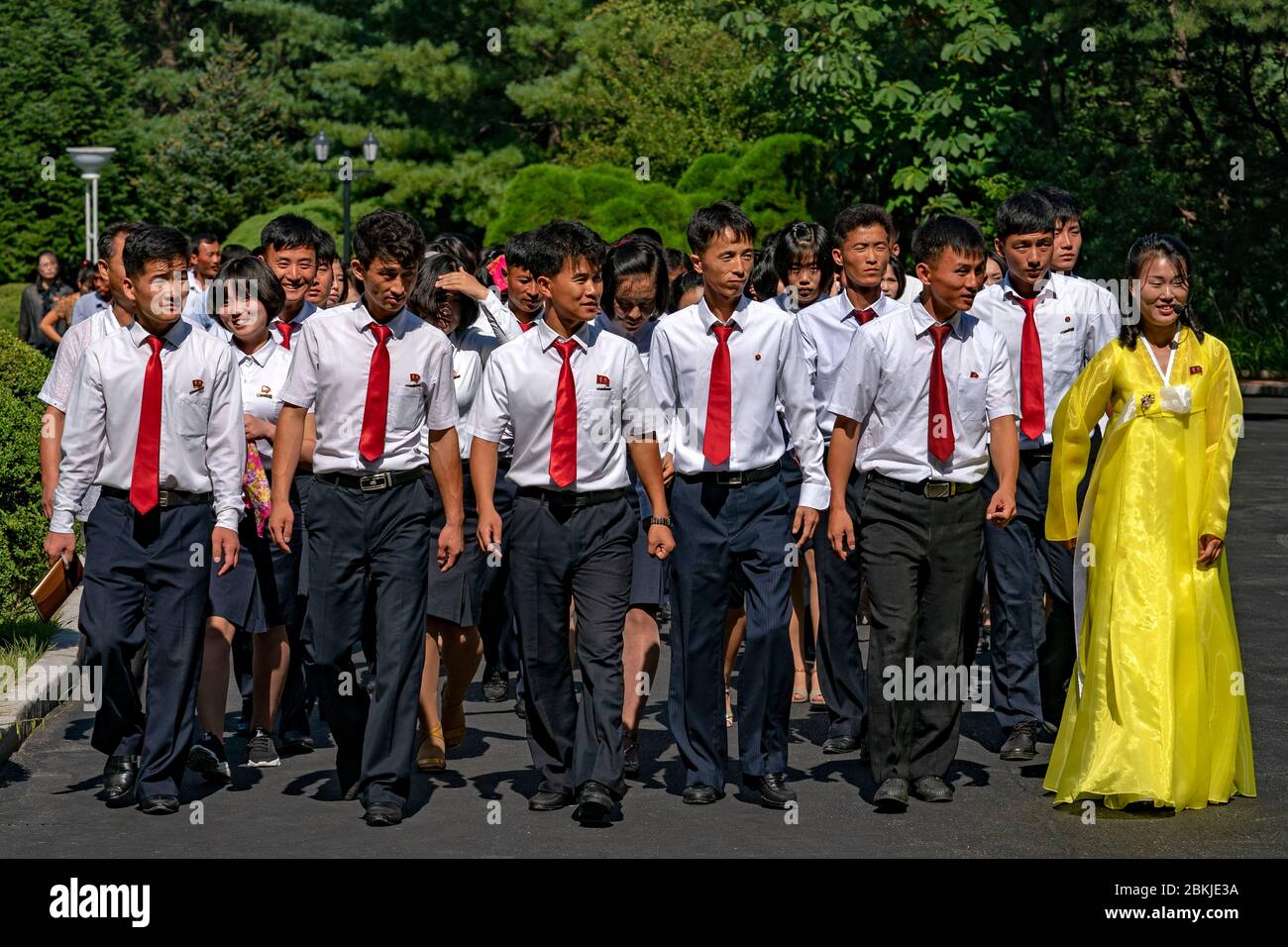 Corea del Nord, distretto di Hyang San, Monte Myohyang, studenti che visitano la Mostra Internazionale dell'amicizia Foto Stock