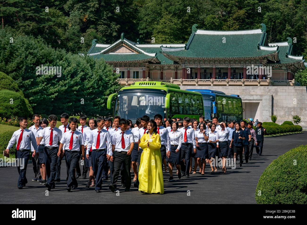 Corea del Nord, distretto di Hyang San, Monte Myohyang, studenti che visitano la Mostra Internazionale dell'amicizia Foto Stock