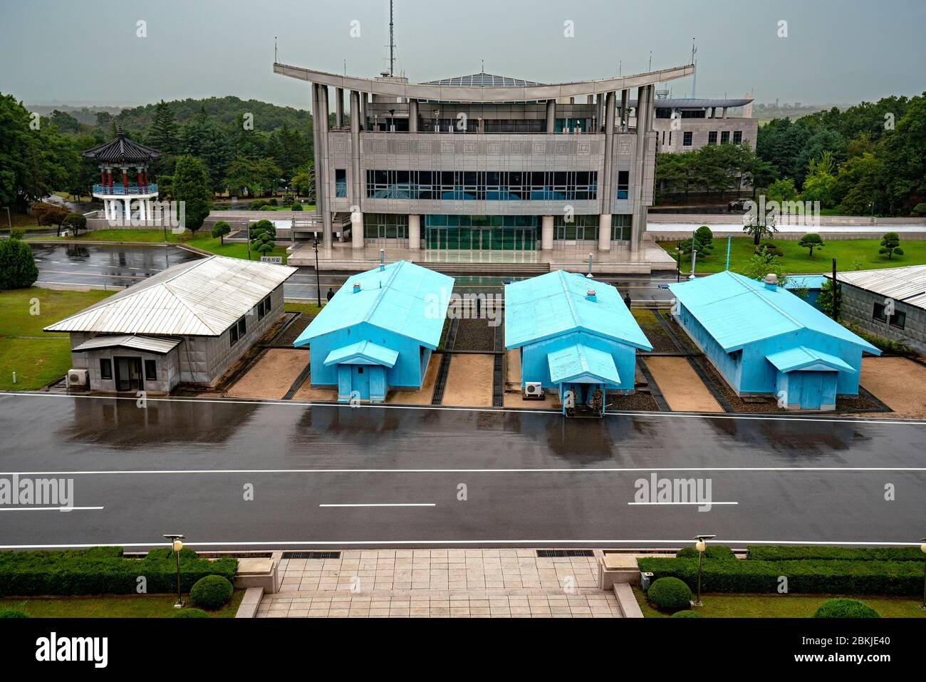 Corea del Nord, Hwanghae del Nord, Kaesong, DMZ, edificio sudcoreano Foto Stock