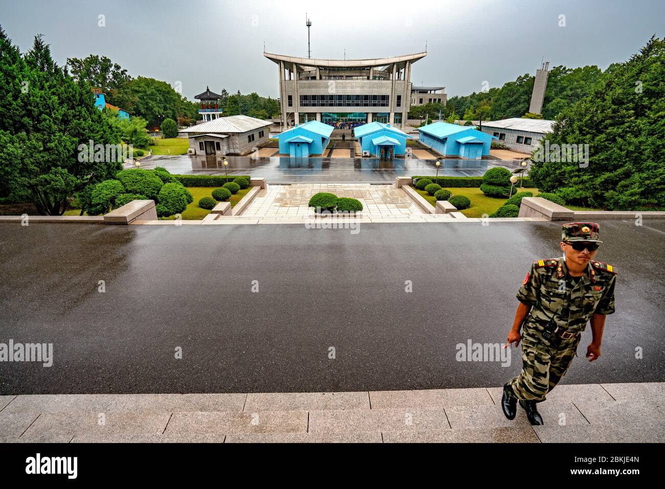 Corea del Nord, Hwanghae del Nord, Kaesong, DMZ, edificio sudcoreano, soldato nordcoreano Foto Stock