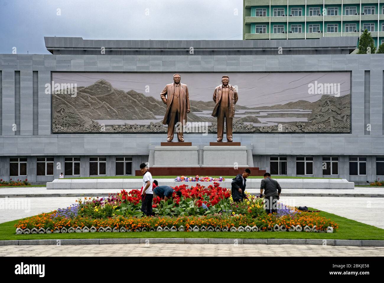Corea del Nord, Wonsan, la piazza centrale, statue di Kim il Sung e Kim Jong il Foto Stock