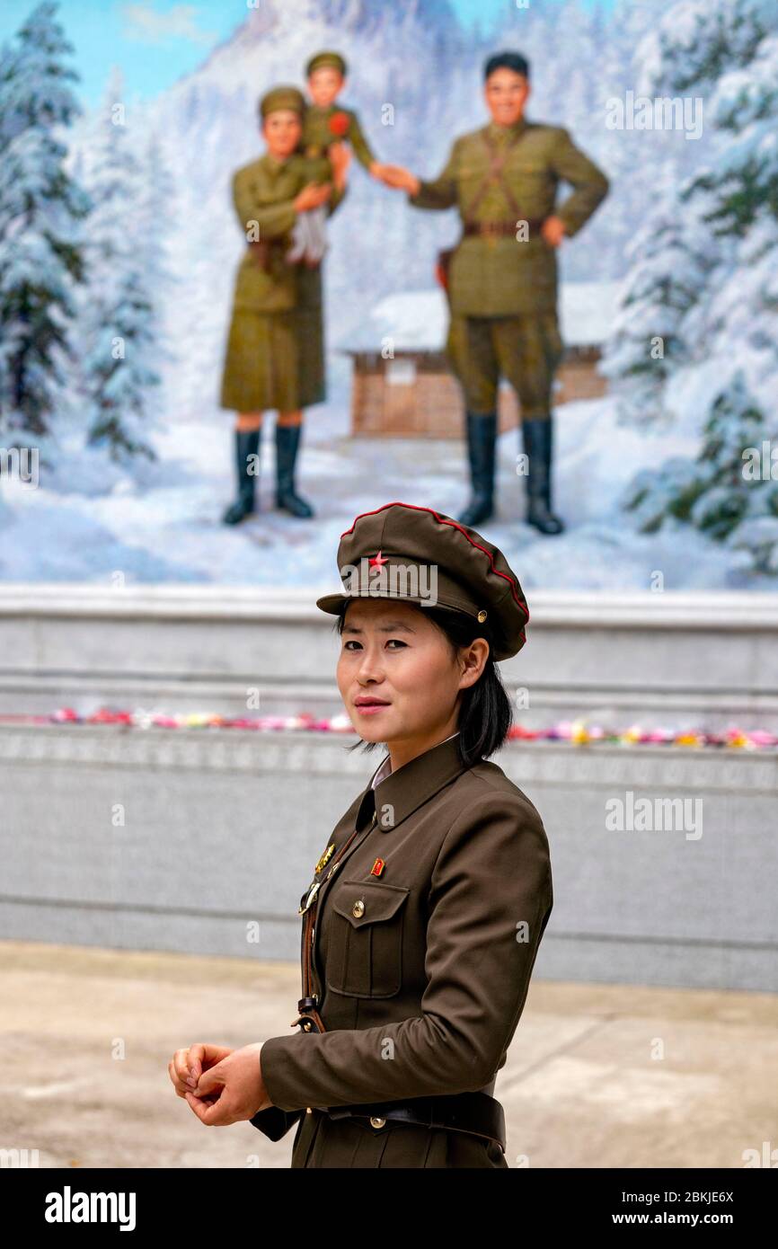 Corea del Nord, Monte Paektu, il campo segreto coreano di Guerilla dove nacque il generale Kim Yong il, mosaico dell'ex guado Kim il Sung e di sua moglie che teneva il giovane generale Kim Yong il tra le braccia Foto Stock