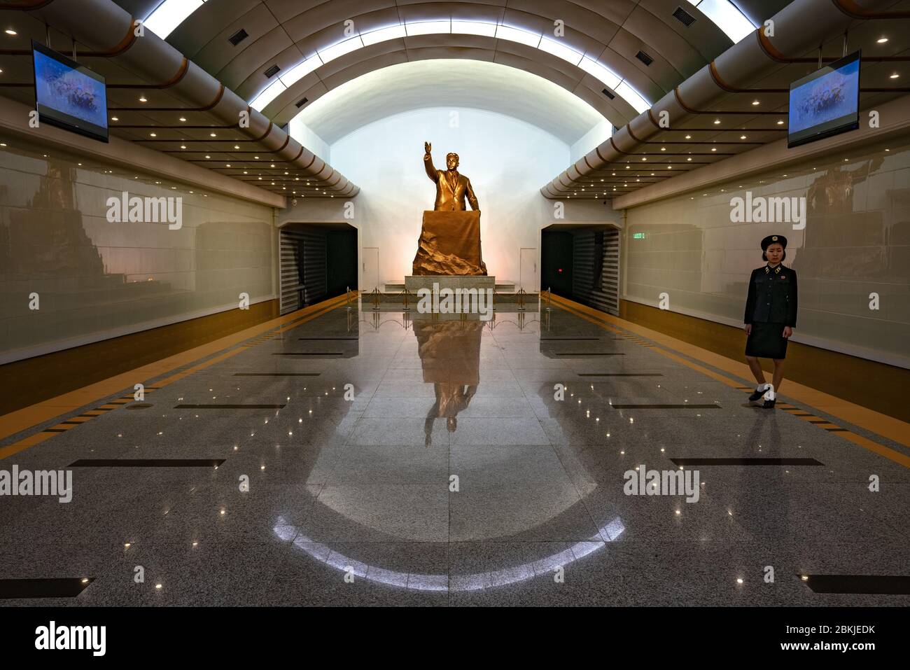Corea del Nord, Pyongyang, metropolitana, statua di Kim Jong il Foto Stock