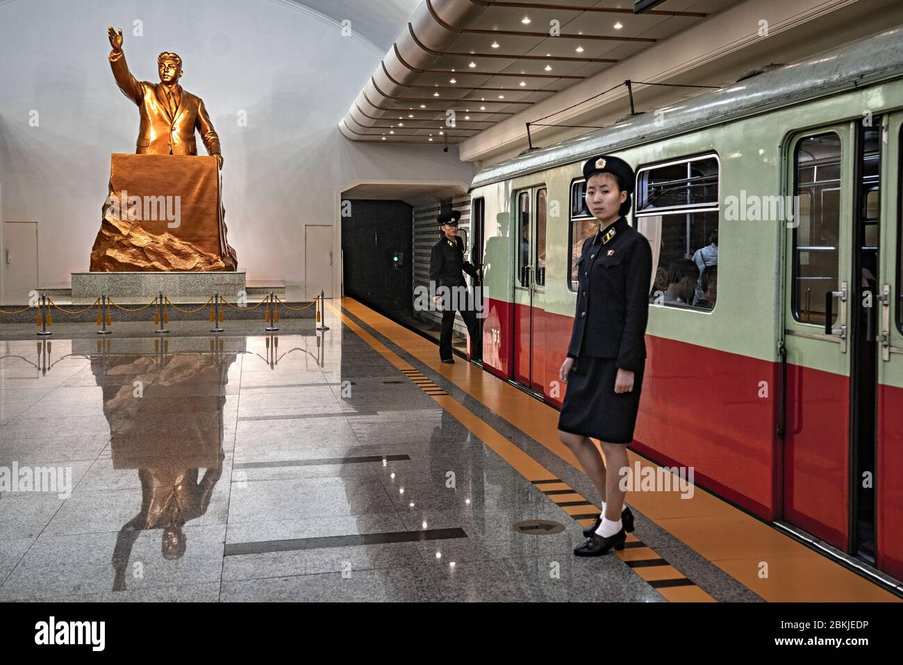 Corea del Nord, Pyongyang, metropolitana, statua di Kim Jong il Foto Stock