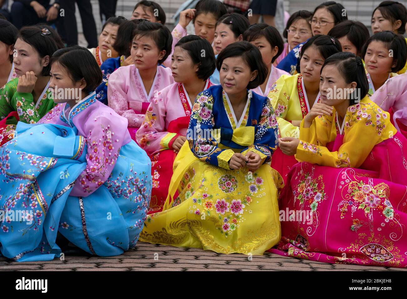 Corea del Nord, Pyongyang, studenti che ballano per la giornata nazionale comemorando la fondazione della Repubblica popolare di Corea del Nord Foto Stock