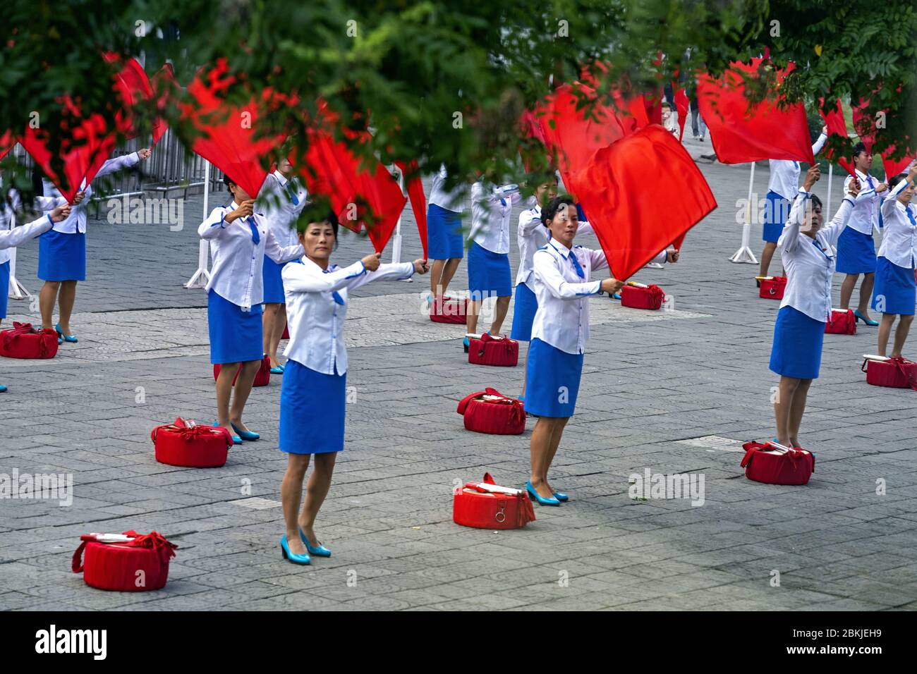 Corea del Nord, Pyongyang, donne senza lavoro che si rallegrano per le persone che lavorano Foto Stock