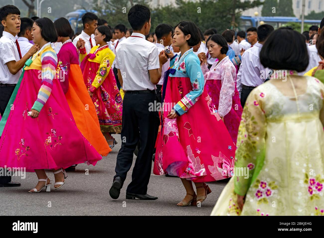 Corea del Nord, Pyongyang, studenti che ballano per la giornata nazionale comemorando la fondazione della Repubblica popolare di Corea del Nord Foto Stock