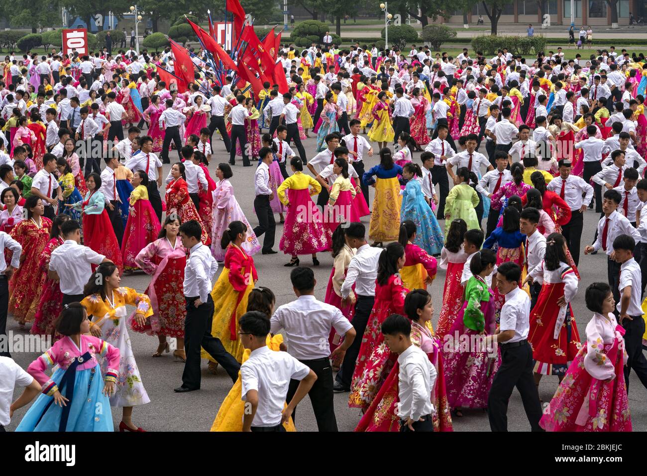 Corea del Nord, Pyongyang, studenti che ballano per la giornata nazionale comemorando la fondazione della Repubblica popolare di Corea del Nord Foto Stock