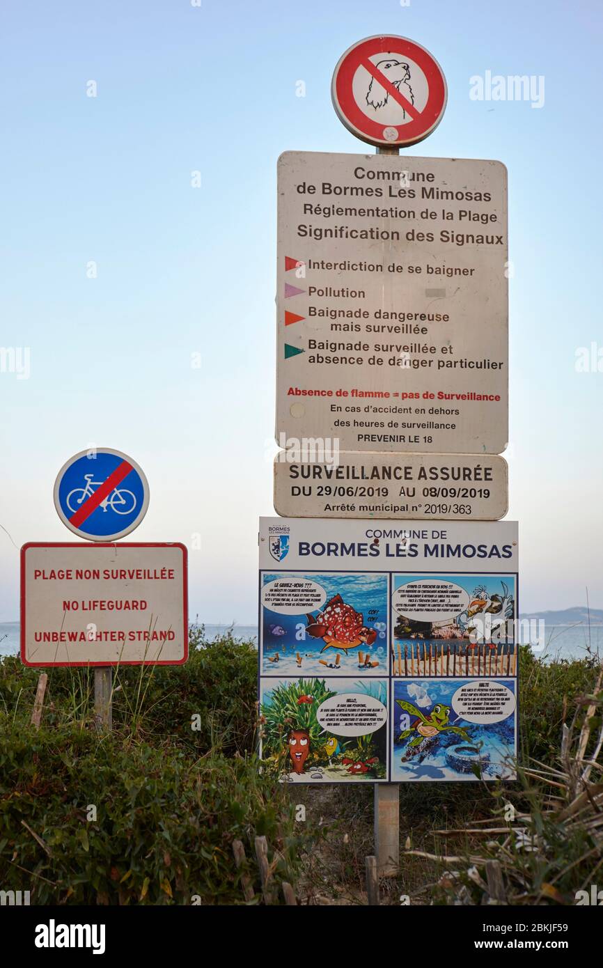 Francia, Var, Bormes les Mimosas, segnaletica di fronte alla spiaggia di Fort Bregancon Foto Stock