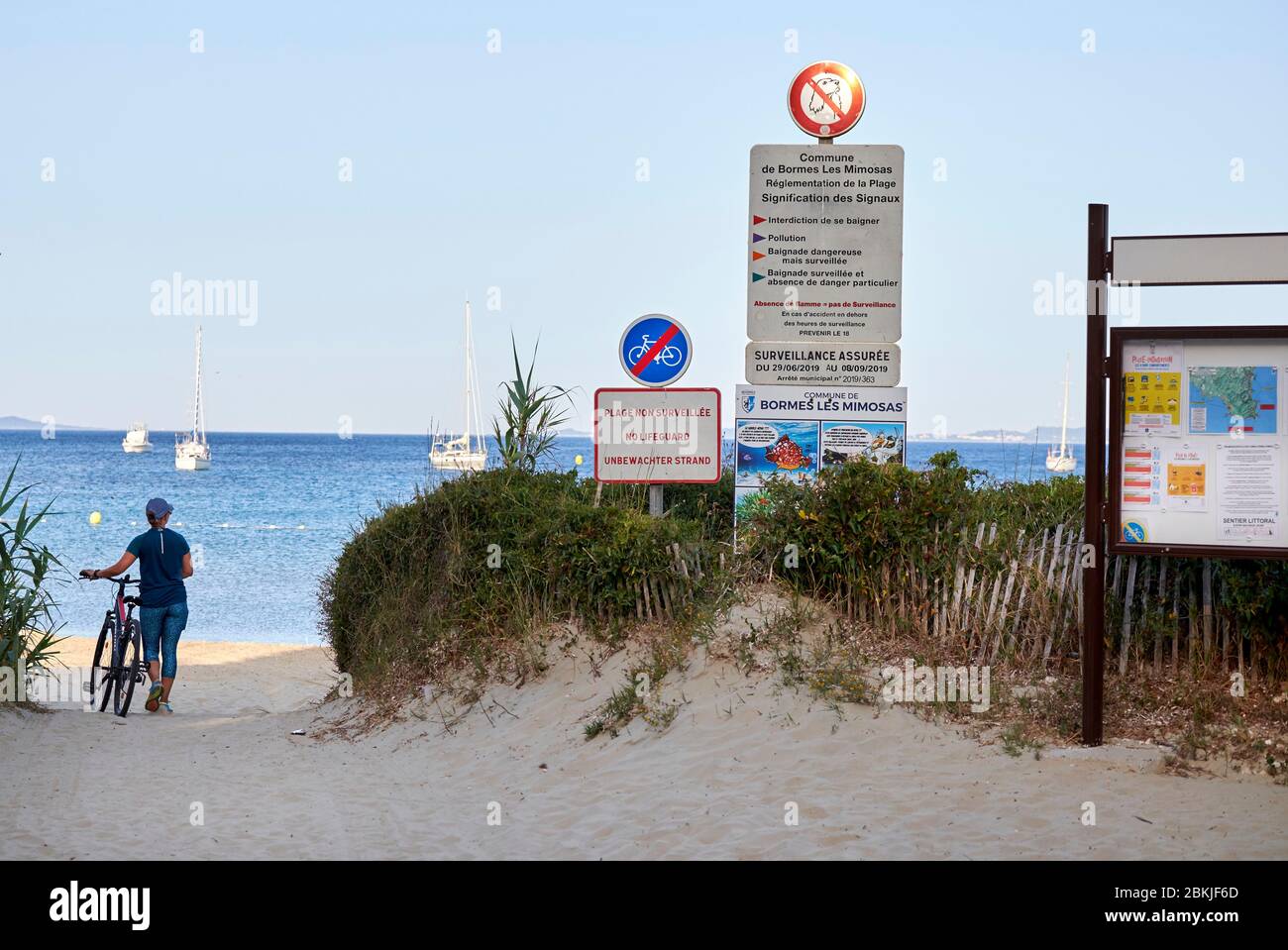 Francia, Var, Bormes les Mimosas, segnaletica di fronte alla spiaggia di Fort Bregancon Foto Stock