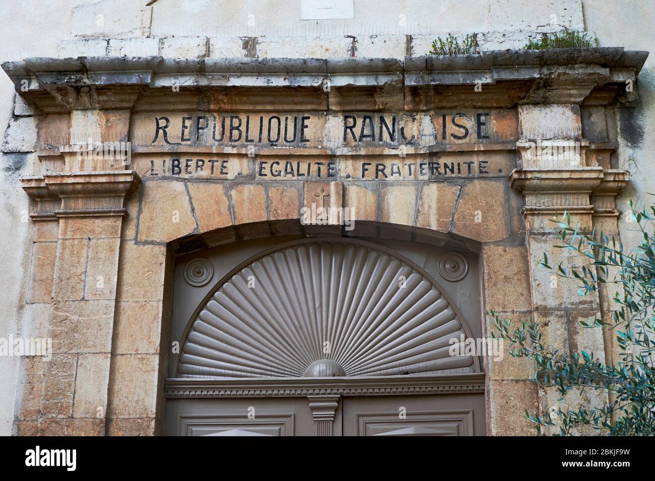 Francia, Var, Villecroze, la chiesa di ND des Sept douleurs pediment con il motto repubblicano: libertà, uguaglianza, fraternità Foto Stock