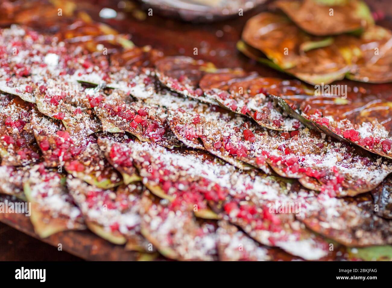 India, Rajasthan, Bundi, primo piano su paan, preparazione che unisce foglie di betel con areca noci e tabacco Foto Stock