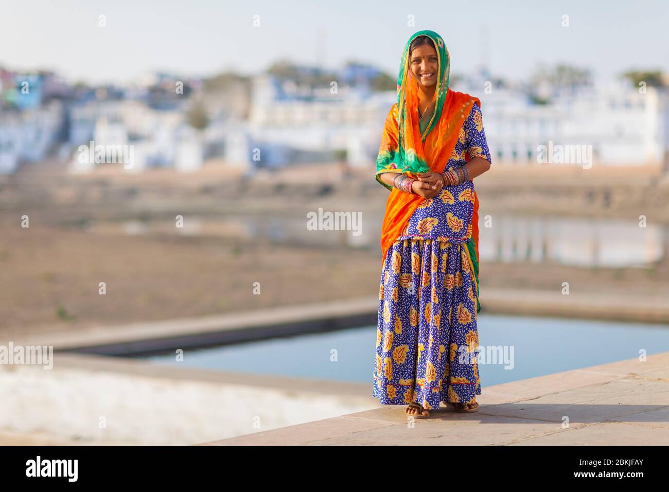 India, Rajasthan, Pushkar, ritratto a tutta lunghezza della giovane cantante Bhopa Rajuri Foto Stock