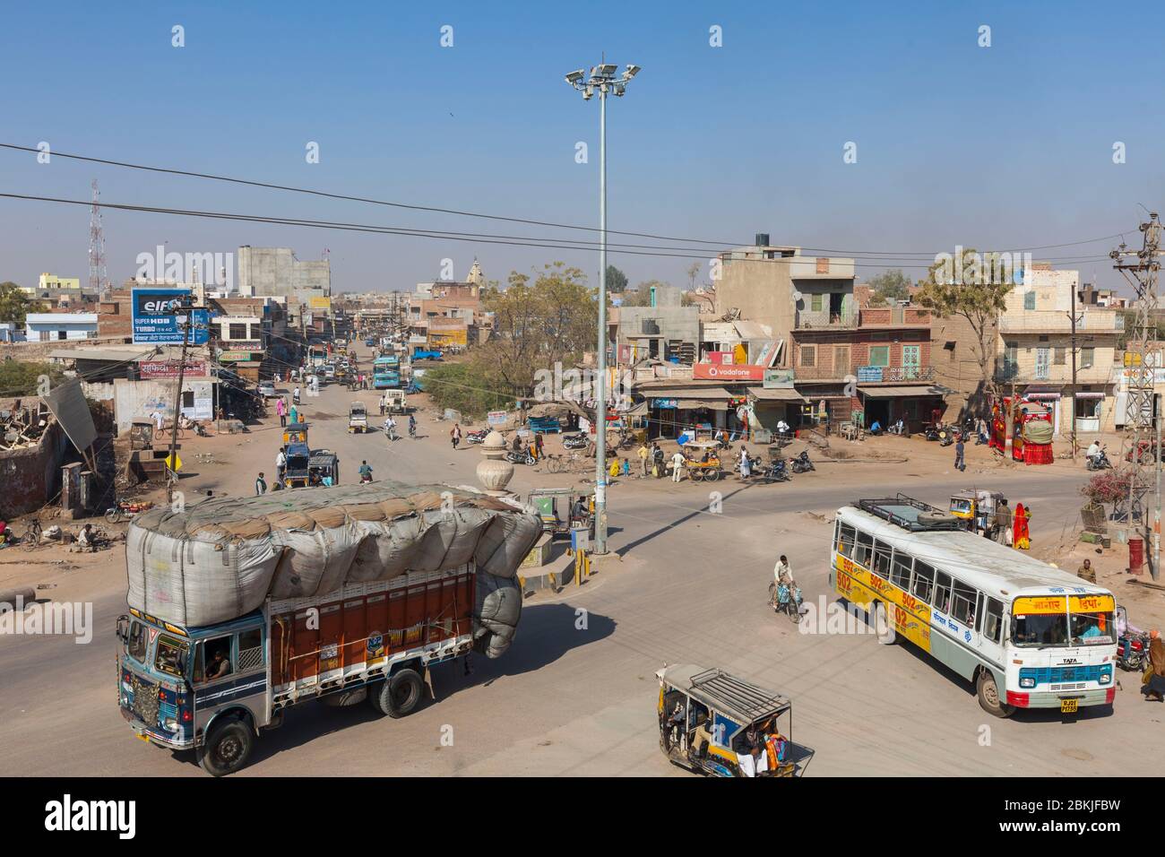 India, Rajasthan, Nagaur, vista elevata del traffico ad un incrocio Foto Stock