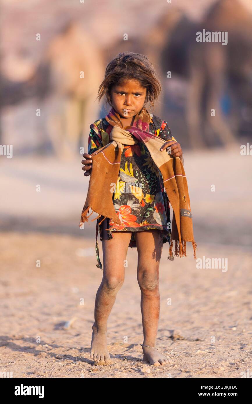 India, Rajasthan, Nagaur, fiera del bestiame, bambina nomade Foto Stock