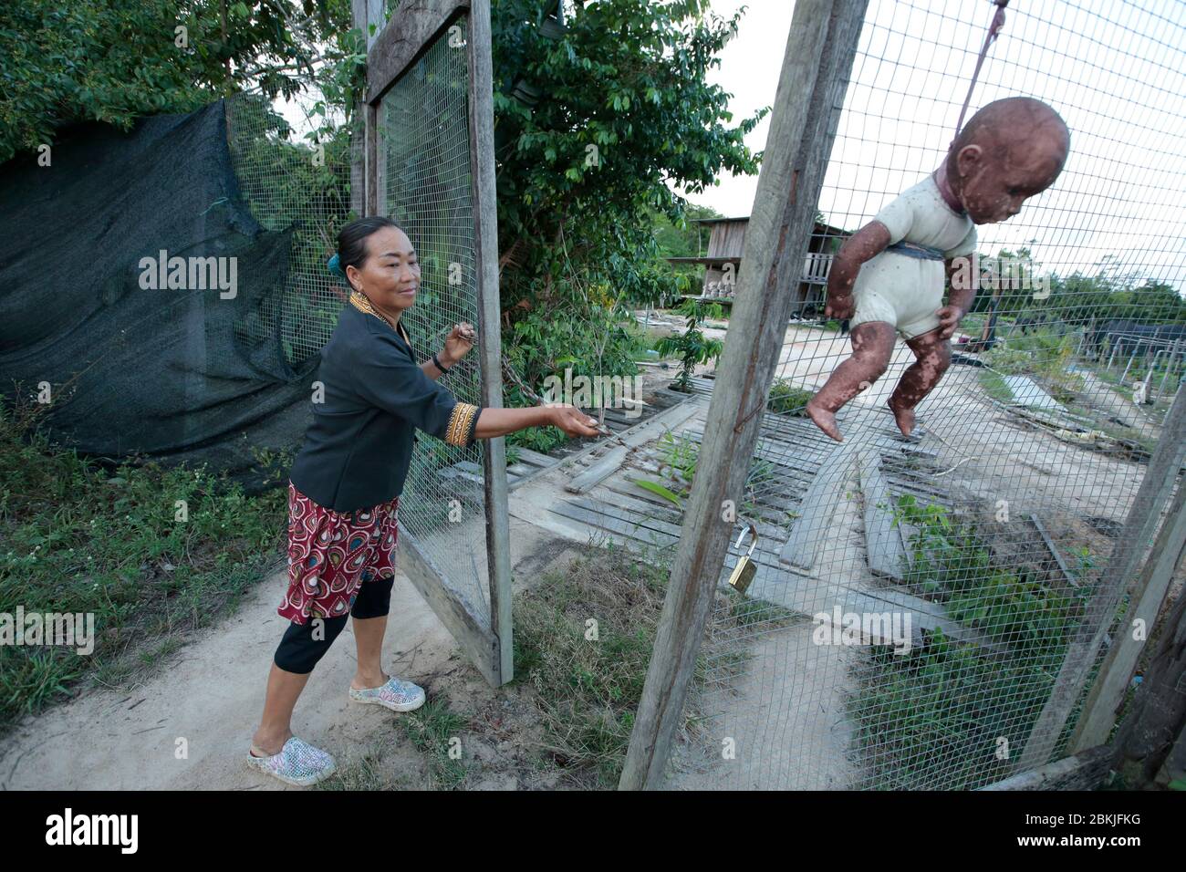 Francia, Guyana, Javouhey, all'ingresso di una proprietà di Hmong, una bambola impiccata per spaventare ladri Foto Stock