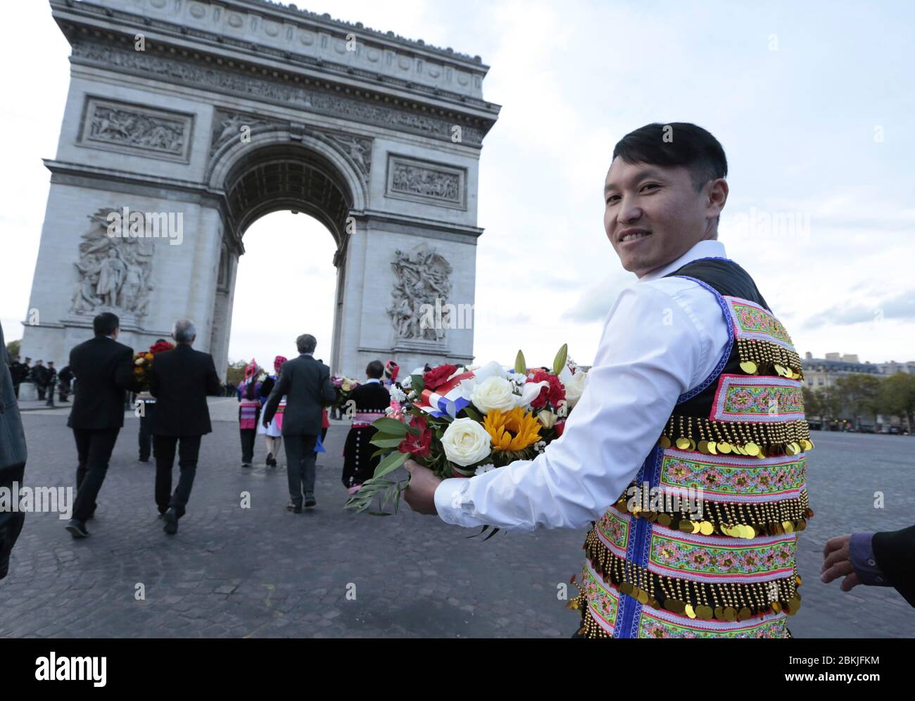 Francia, Parigi, cerimonia di omaggio ai combattenti di Hmong morti durante la guerra all'Arco di Trionfo Foto Stock