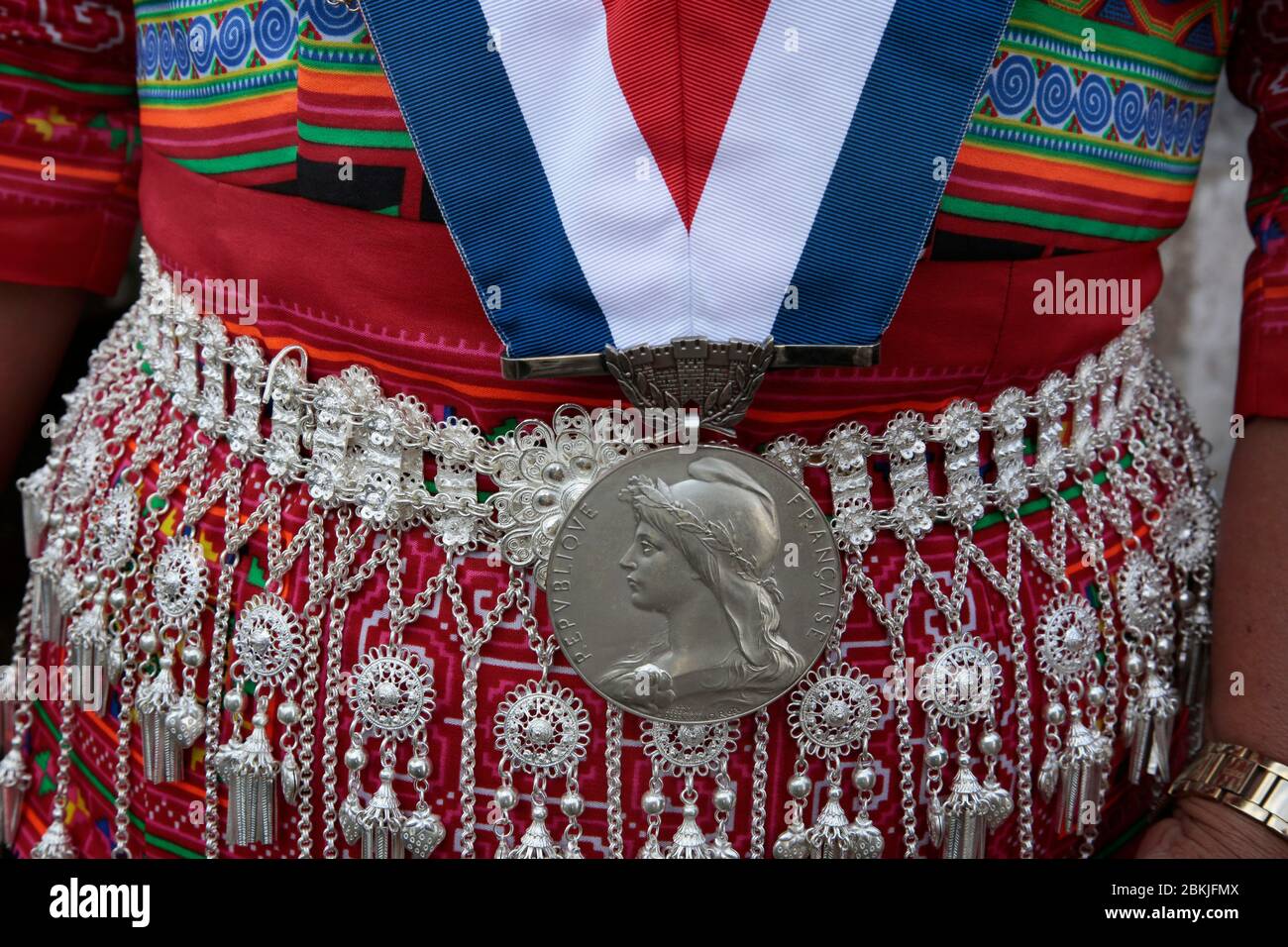 Francia, Guyana, Javouhey, Hmong con una medaglia della Repubblica francese Foto Stock