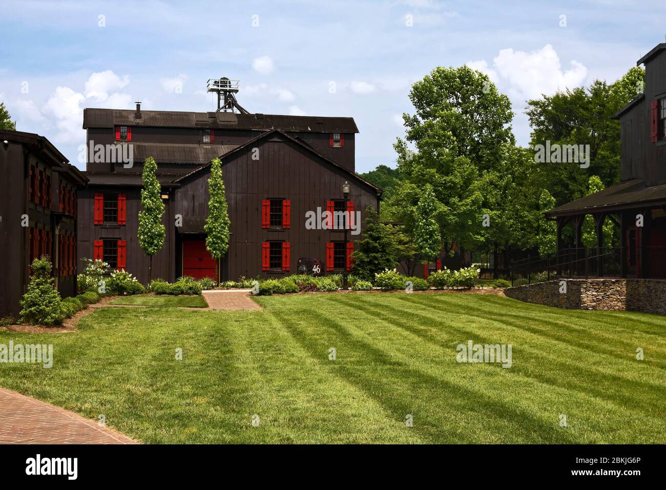 Distilleria di Bourbon Maker's Mark; edificio in legno nero, persiane rosse, erba verde, liquori, alcolici, industria, Loretto; KY; Kentucky; USA; sume Foto Stock