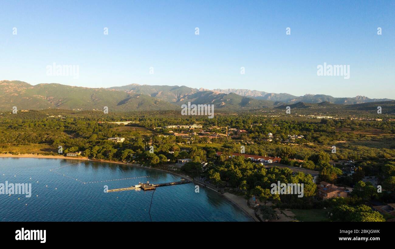 Francia, Corse du Sud, Golfo di Porto Vecchio, Lecci, Grand Hotel Cala Rossa (vista aerea) (menzione obbligatoria Grand Hotel Cala Rossa) Foto Stock