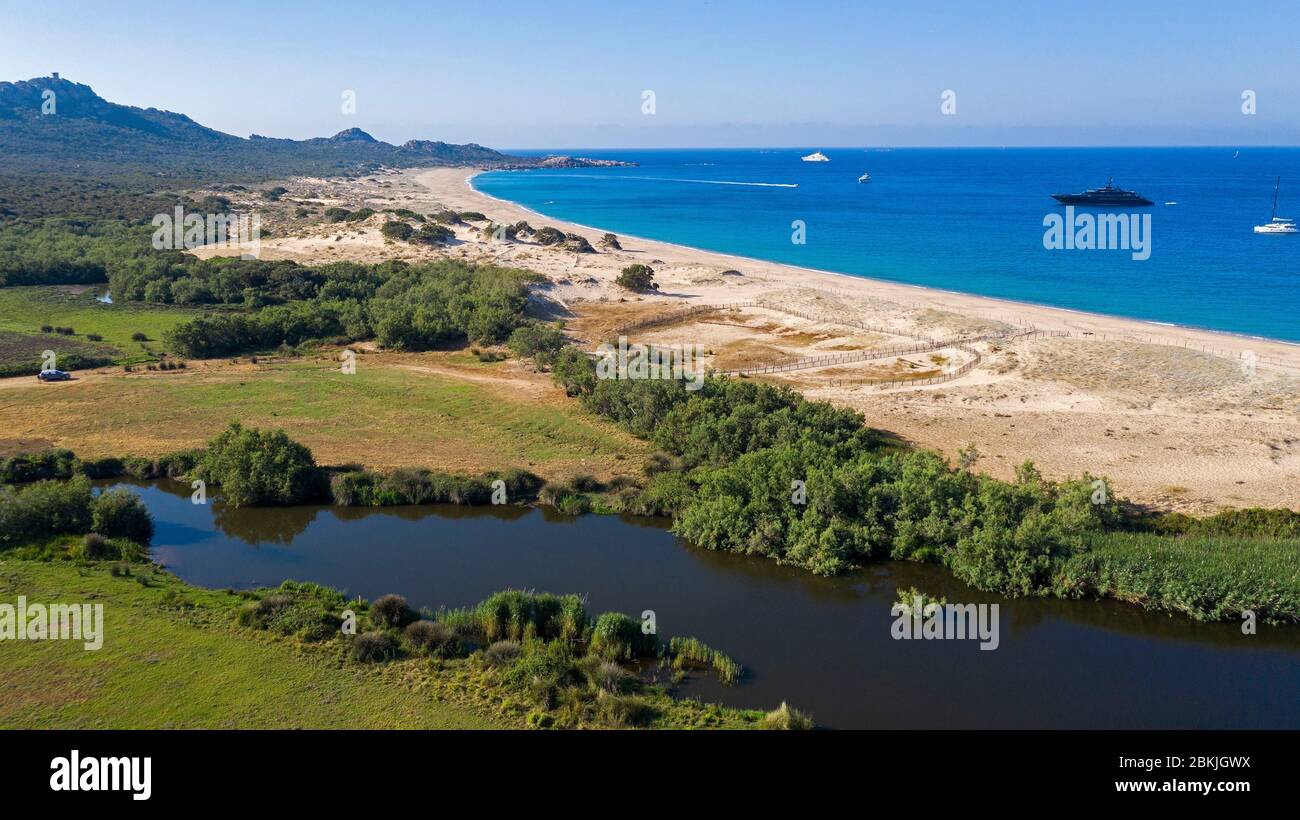 Francia, Corse du Sud, Domaine de Murtoli, spiaggia di Erbaju, fiume Ortolo (vista aerea) (menzione obbligatoria Domaine de Murtoli) Foto Stock