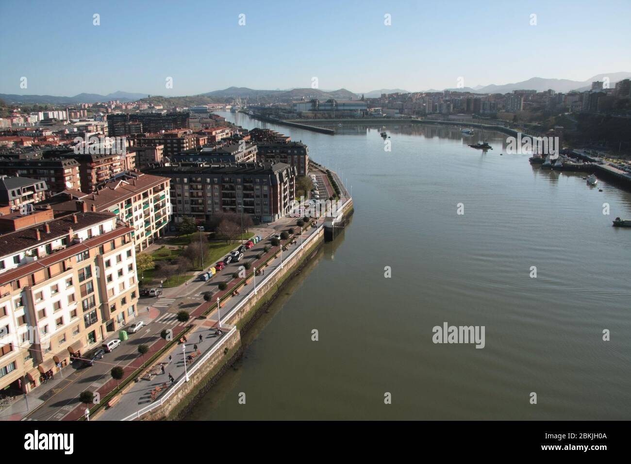 Vista dell'estuario di Bilbao dal ponte sospeso di Portugalete. Foto Stock