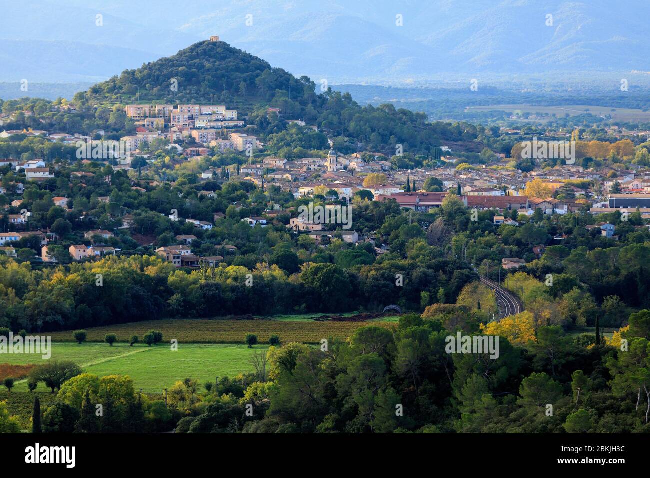 Francia, Var, Dracenie, Vidauban, vista del villaggio e la collina della cappella Sainte Brigitte Foto Stock