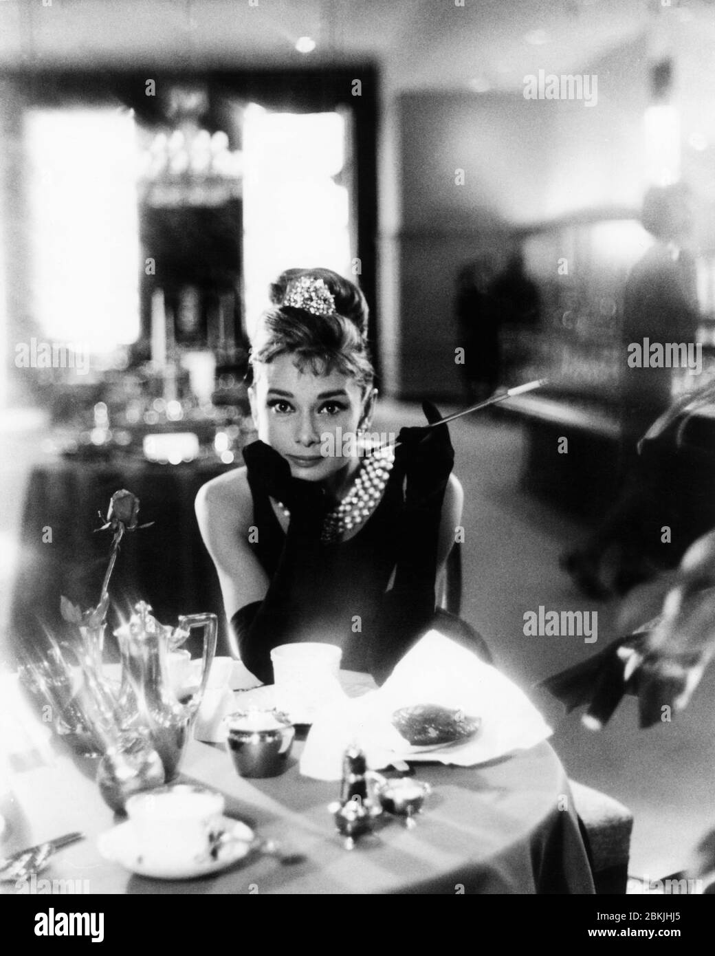AUDREY HEPBURN come Holly Golighly Portrait di BUD FRAKER per LA PRIMA COLAZIONE AL regista DI TIFFANY del 1961 BLAKE EDWARDS Gown Hubert de Givenchy romanzo Truman Capote Jurow-Shepherd / Paramount Pictures Foto Stock