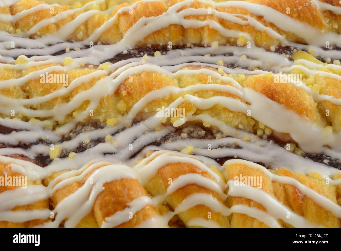 Primo piano di torta al caffè con lampone e glassa bianca dolce Foto Stock