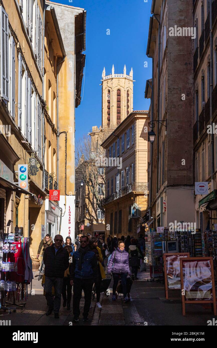 Francia, Bouches-du-Rhône, Aix-en-Provence, rue Gaston de Saporta, sullo sfondo il campanile della cattedrale di San Sauveur (XII-XVI secolo) Foto Stock