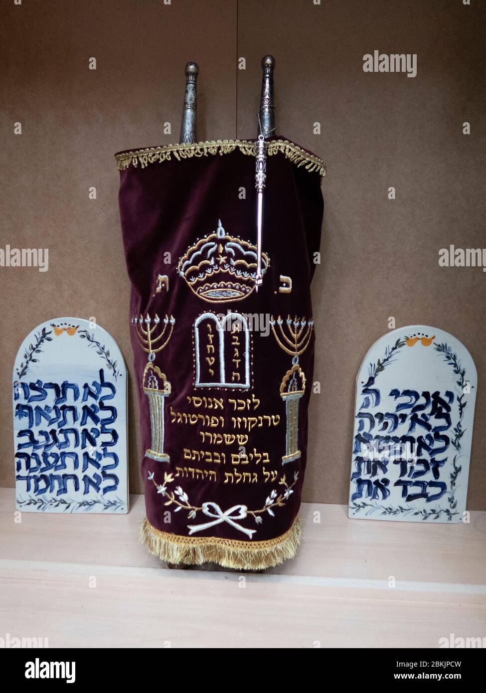 Il mantello ricamato che copre la sacra Torah scorre al Centro di Interpretazione Isaac Cardoso per la Cultura Ebraica di Trancoso, Portogallo Foto Stock