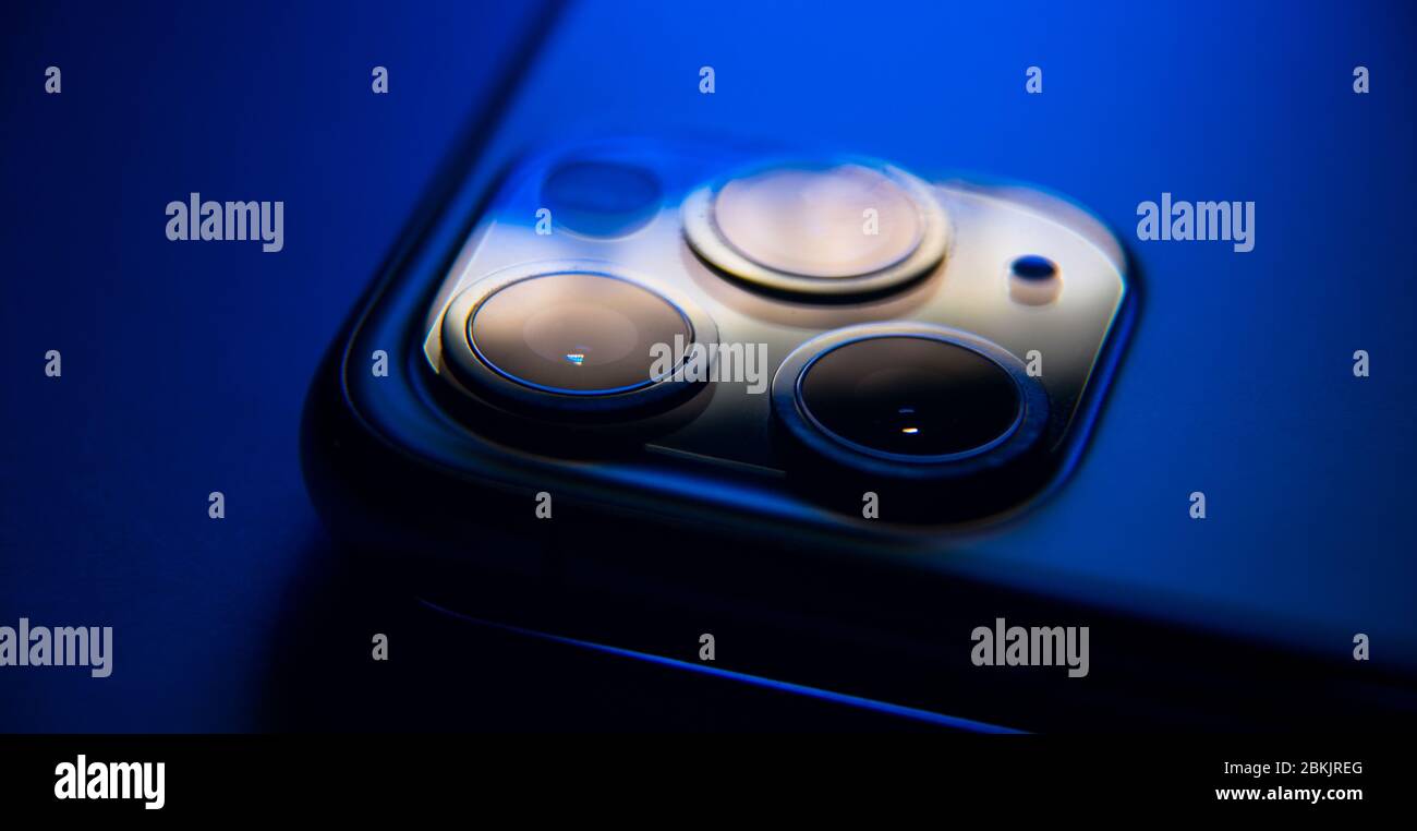 Smartphone ultra wide e teleobiettivo multi fotocamera, dispositivo moderno Foto Stock