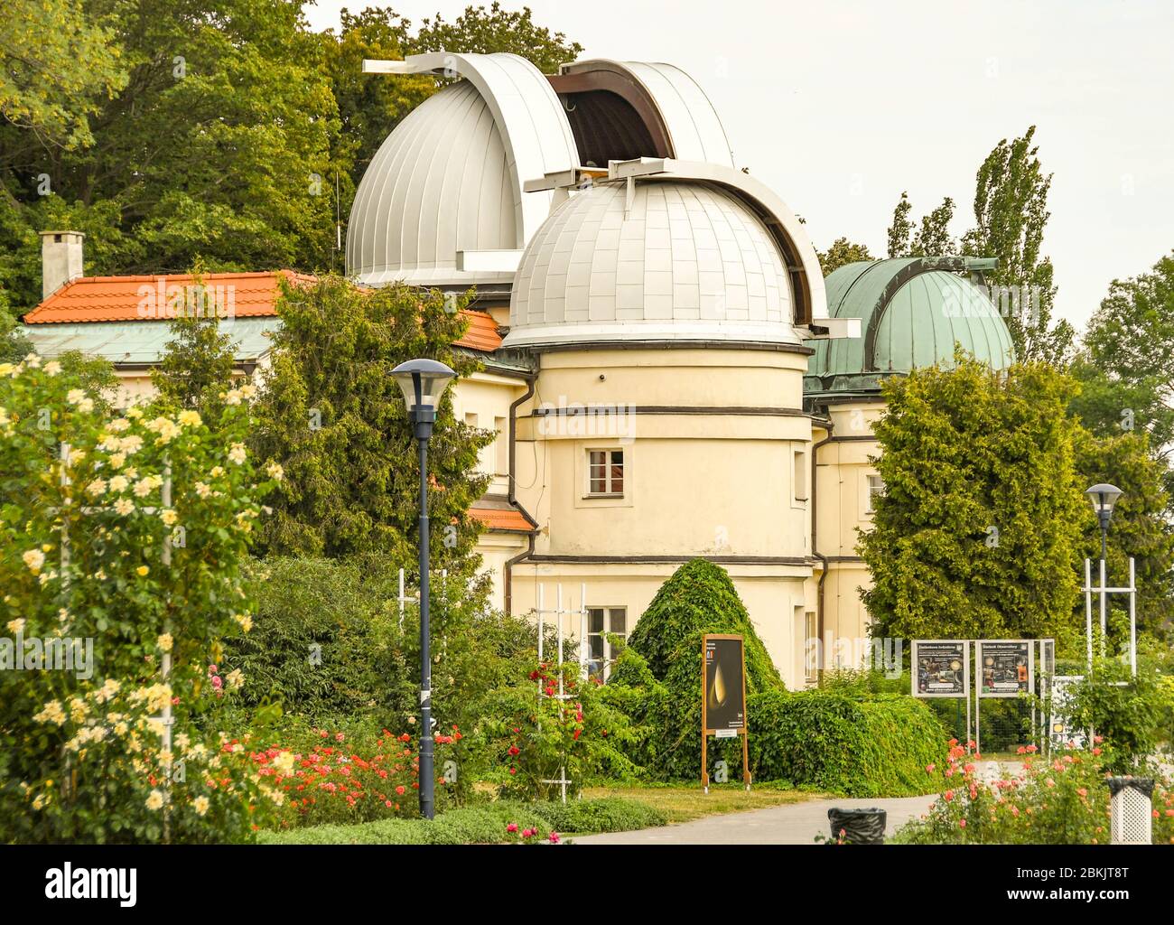 Praga, Repubblica ceca - Luglio 2018: l'Osservatorio Stefanik, adagiato in giardini paesaggistici e sulla collina di Petrin sopra la città di Praga. Foto Stock