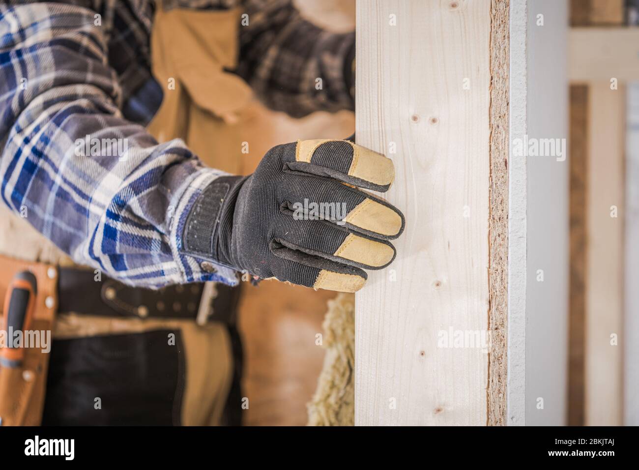 Primo piano delle pareti del telaio in legno non finito per gli addetti alle costruzioni. Foto Stock