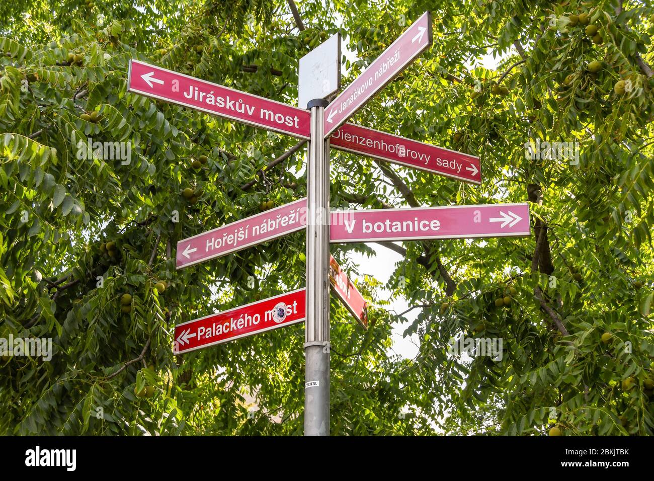 PRAGA, REPUBBLICA CECA - LUGLIO 2018: Informazioni turistiche segno in un parco pubblico a Praga Foto Stock