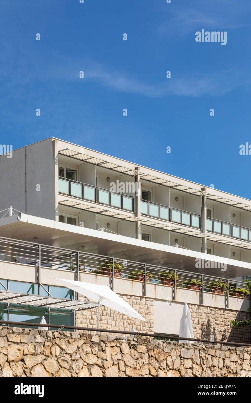 Bol, Croazia, 10 settembre 2019. Una facciata di un hotel con esterni bianchi e rocce in una giornata di sole in estate con un cielo blu. Architettura moderna, Michigan Foto Stock
