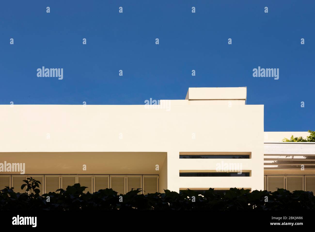 Bol, Croazia, 10 settembre 2019. Una facciata di un hotel con esterni bianchi in una giornata di sole in estate con un cielo blu. Architettura moderna, minimalista Foto Stock
