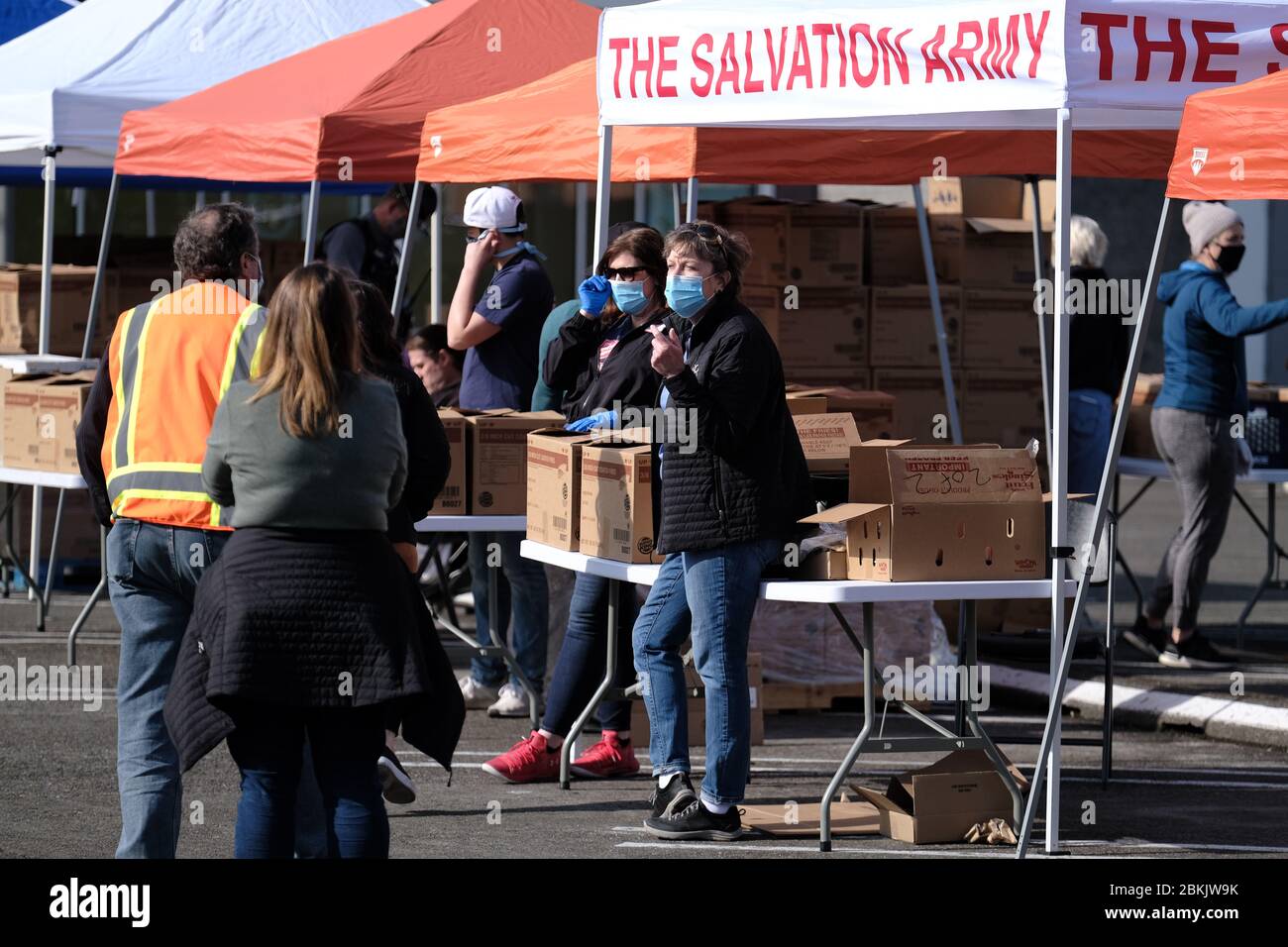 Portland, Stati Uniti. 04 maggio 2020. I volontari con l'Esercito della salvezza si preparano a dare fuori le scatole del cibo durante l'operazione Share Hope al Lloyd Center a Portland, Ore., il 4 maggio 2020. L'organizzazione sta rispondendo all'aumento della domanda di cibo e darà fuori 1,500 scatole alla settimana fino a nuovo avviso in tre luoghi di guida-attraverso regionali. (Foto di Alex Milan Tracy/Sipa USA) Credit: Sipa USA/Alamy Live News Foto Stock