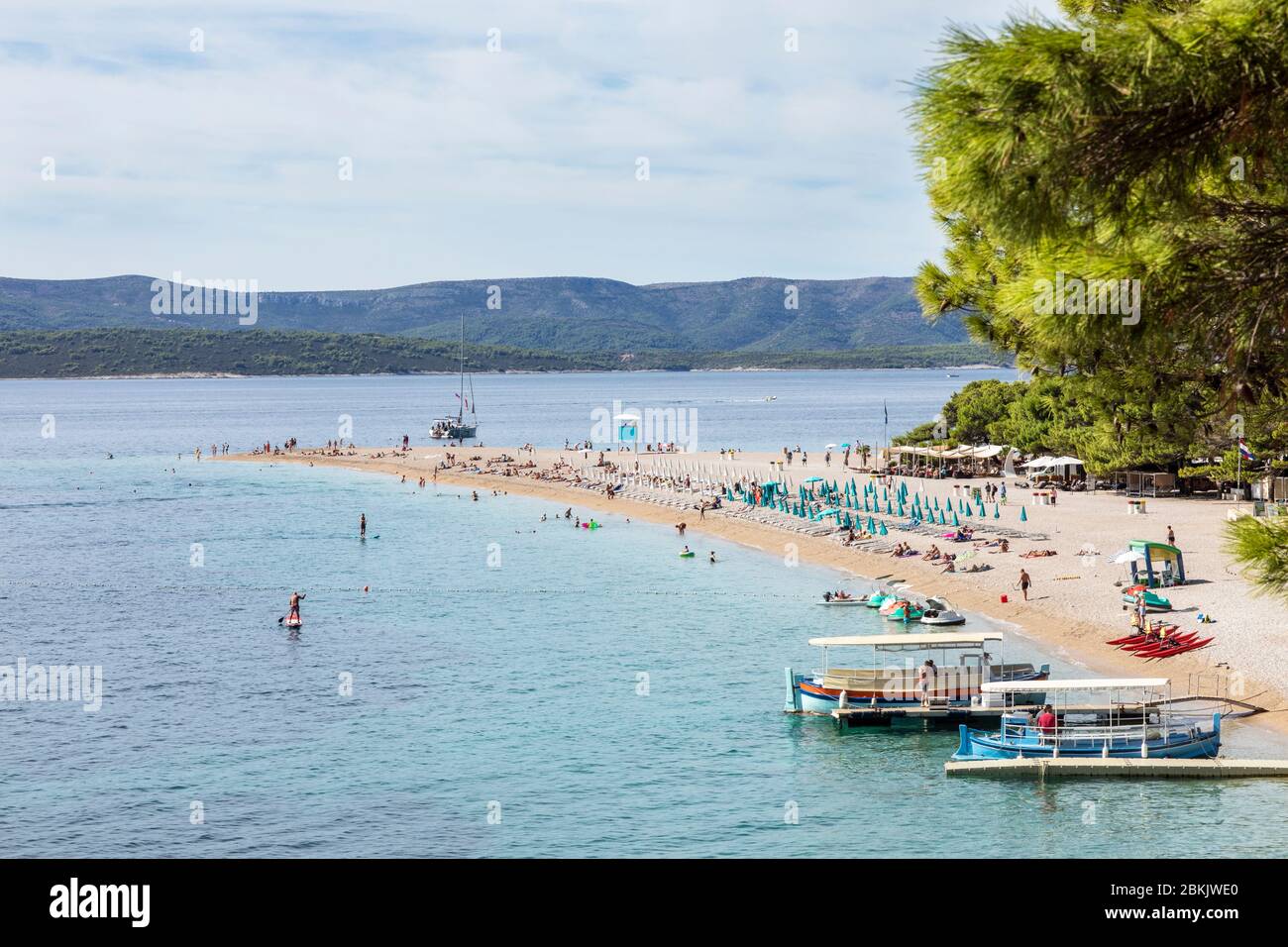 Bol, Croazia, 10 settembre 2019. Spiaggia con una forma unica di corno sull'isola di Brac durante una giornata di sole in estate. Ciottoli bianchi con ADR blu chiaro Foto Stock