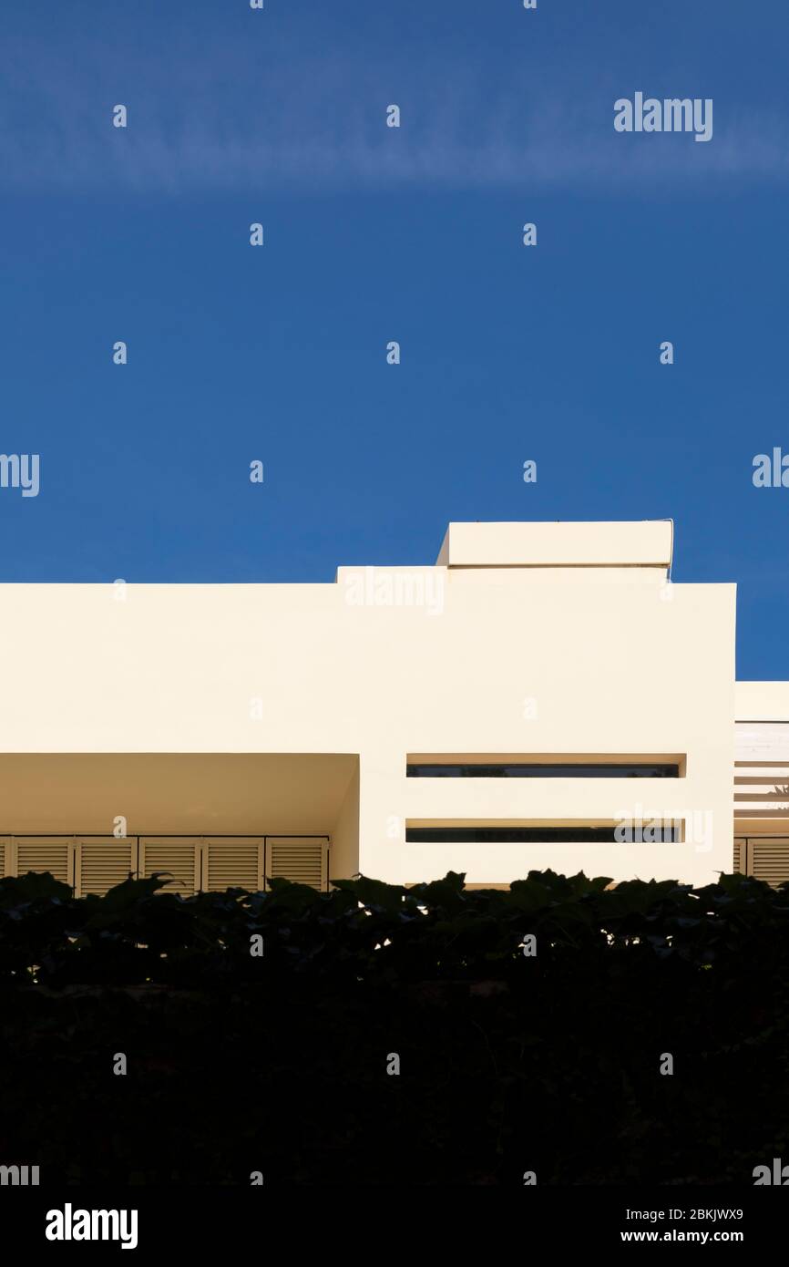 Bol, Croazia, 10 settembre 2019. Una facciata di un hotel con esterni bianchi in una giornata di sole in estate con un cielo blu. Architettura moderna, minimalista Foto Stock