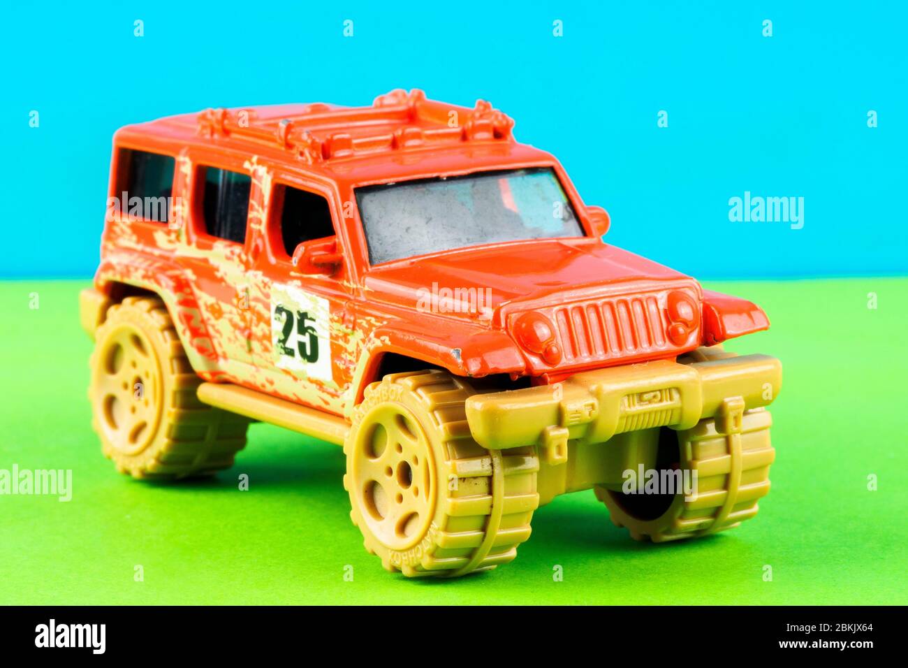Modello di giocattolo Matchbox Jeep isolato su sfondo bianco Foto Stock