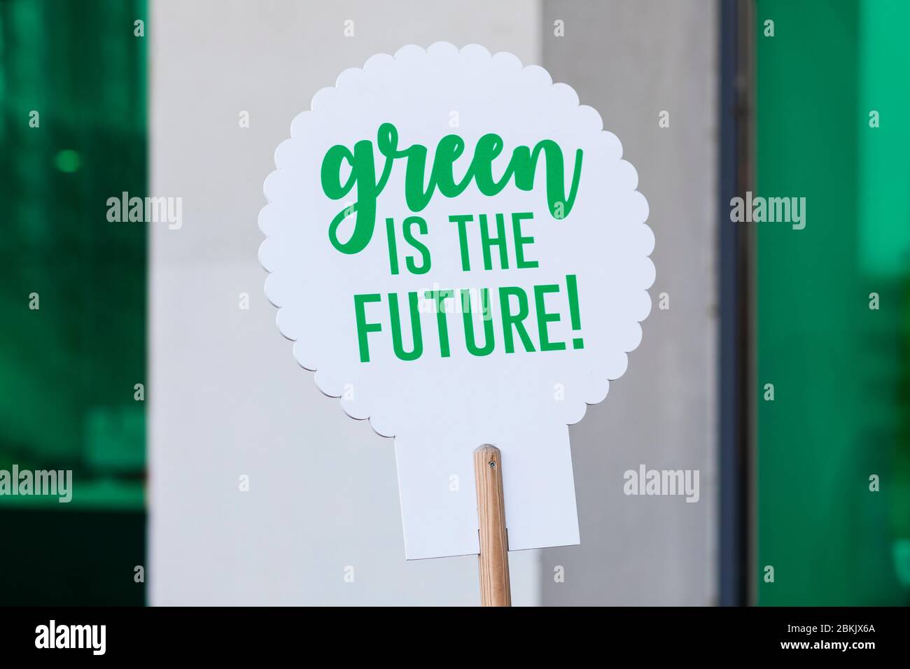 Un testo di design grafico ispirato su un piatto che dice verde è il futuro. Creare consapevolezza per la terra e un'economia solarabile. Ispiratore Foto Stock