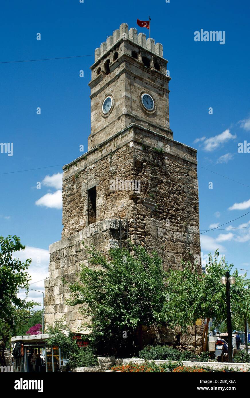 Turchia, Antalya. Vista generale della Torre dell'Orologio (Saat Kulesi). Fu costruito nel tardo XIX secolo sotto il dominio ottomano. Foto Stock